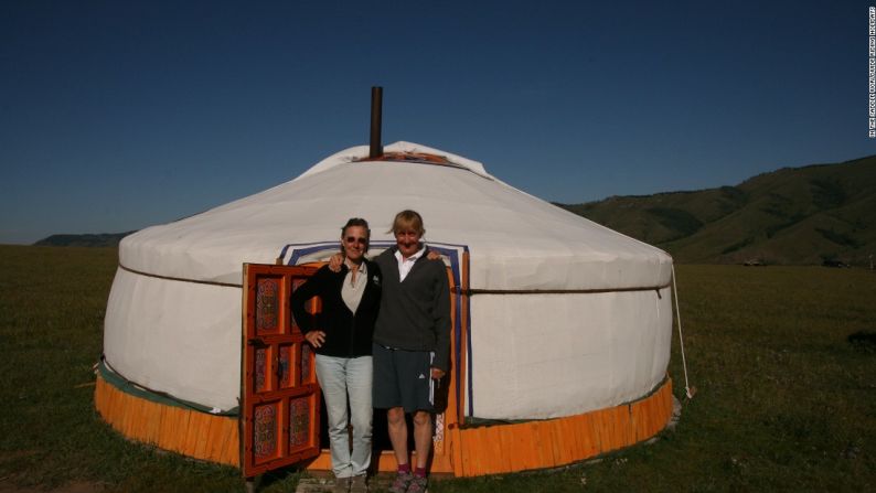 ASIA|Altai Mountains, Gobi Steppe, Mongolia: Los visitantes pueden quedarse en yurtas tradicionales durante su estancia en Mongolia.