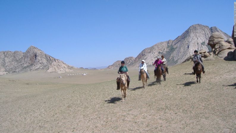 ASIA|Altai Mountains, Gobi Steppe, Mongolia: Sales cree que montar a través de los vastos desiertos mongoles es un placer que pudiera ser que las generaciones futuras no tendrán la oportunidad de experimentar. "Los lugares como Mongolia están cambiando tan rápidamente... que ellos ya tienen teléfonos celulares y antenas parabólicas, así que no sé cuánto tiempo más continuará siendo así", dice.