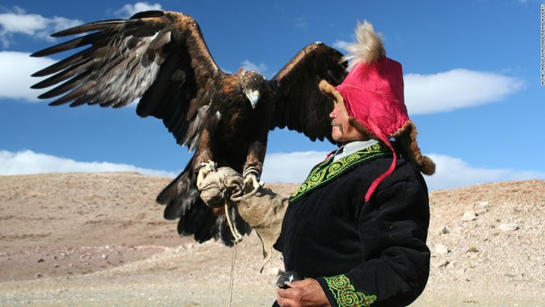 ASIA|Altai Mountains, Gobi Steppe, Mongolia: Un nómada kazaja con un águila real en las montañas de Altai en Mongolia occidental. Los lugareños han cazado con águilas durante siglos.