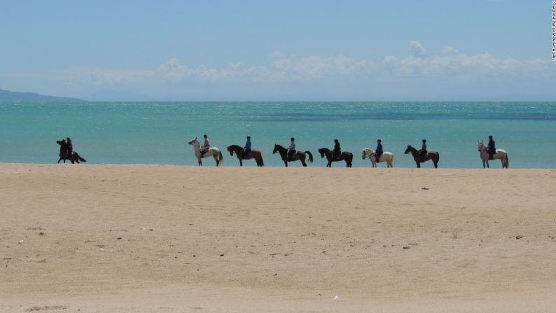 EUROPA|Cádiz, España: Si el recostarte en una playa no es algo que te atraiga, entonces ¿por qué no intentar montar a caballo a lo largo de una? Fantasy Adventure Holidays ofrece recorridos para jinetes experimentados que salen desde su base en la provincia de Cádiz.