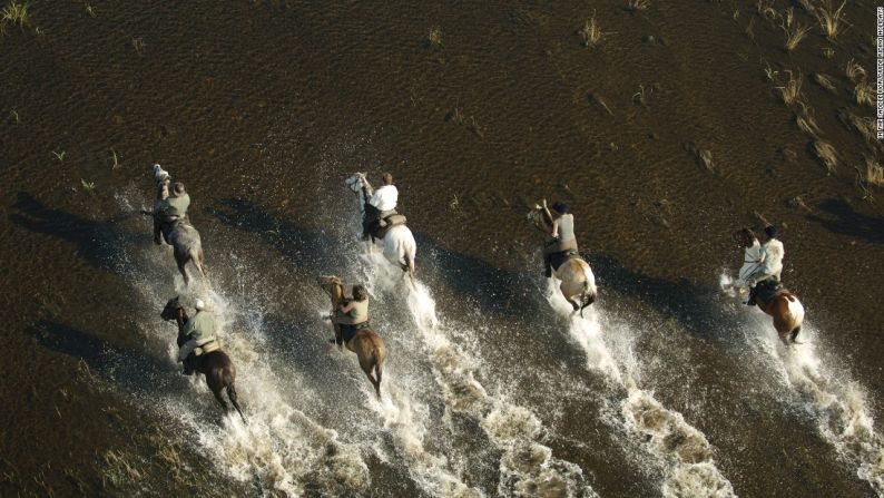 ÁFRICA|Macatoo, Botswana: Como un sitio catalogado por la Unesco como Patrimonio de la Humanidad, el delta del Okavango cubre un área de más de dos millones de hectáreas (cinco millones de acres) y es el hogar de algunas de las especies más amenazadas del mundo.