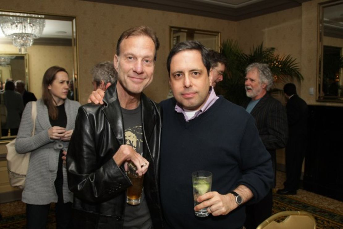 Ken Belson y Serge Kovaleski (izquierda) atienden una recepción relacionada con el Día de la Tierra en el hotel Algonquin el 21 de abril de 2010 en Nueva York (Neilson Barnard/Getty Images).