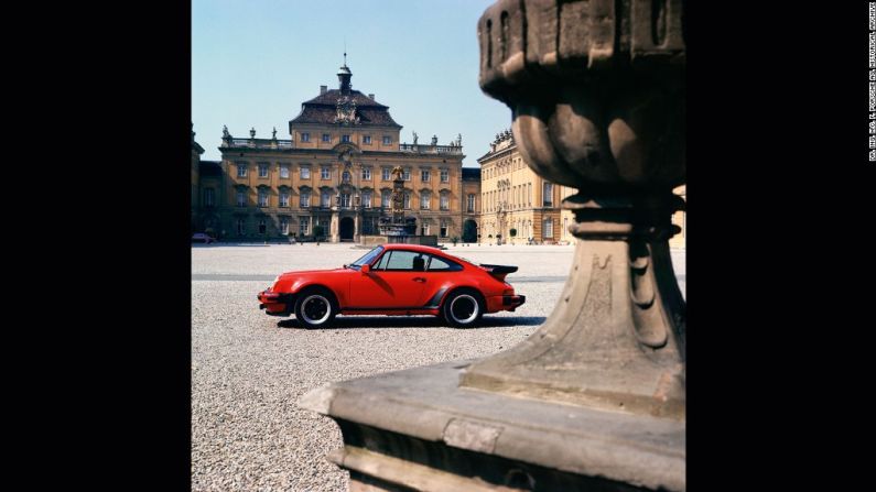 Landenberger describe los sonidos de los motores Porsche como emotivos. "Estos motores combinan el rendimiento y la eficiencia, y le ofrecen al conductor una gran retroalimentación acústica, la cual intensifica la experiencia de la conducción".