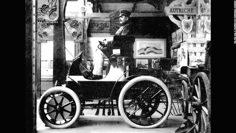 Ferdinand es también el hombre detrás de el Lohner-Porsche Electric Phaeton fotografiado arriba. Es ampliamente considerado como el primer Porsche de la historia, y aquí se ve en la "Paris World Exhibition" (Exposición mundial de París) de 1900.