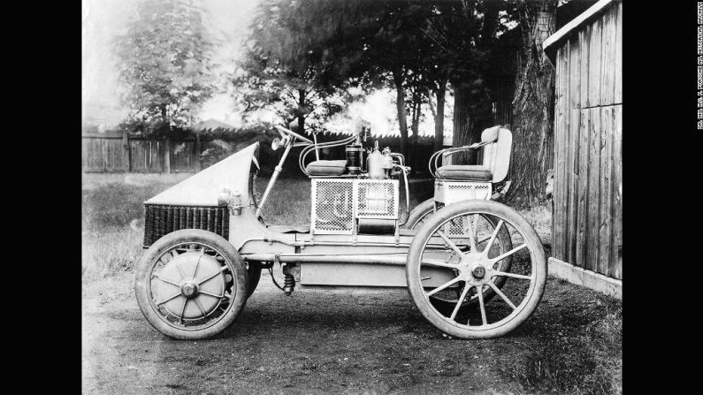 Ferdinand Porsche, cocreador de la etiqueta Porsche, inventó el primer auto híbrido funcional de la historia, conocido como el Semper Vivus, en 1900. 48 años más tarde, formó equipo con su hijo "Ferry" en un proyecto padre-hijo, que terminaría convirtiéndose en el Porsche que conocemos hoy en día.