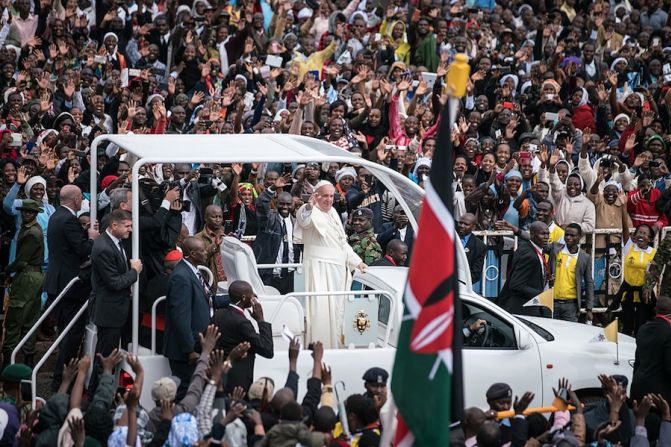 El papa Francisco saludó a la multitud desde el papamóvil (Nichole Sobecki/Getty Images).