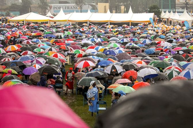 La lluvia no fue un impedimento para aquellos que querían ver al pontífice (GEORGINA GOODWIN/AFP/Getty Images).