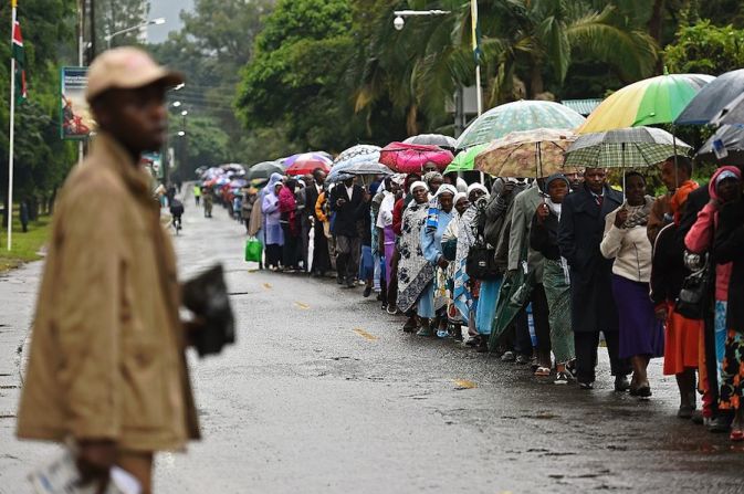 Miles de personas comenzaron a formarse desde la madrugada para poder ver al papa (CARL DE SOUZA/AFP/Getty Images).