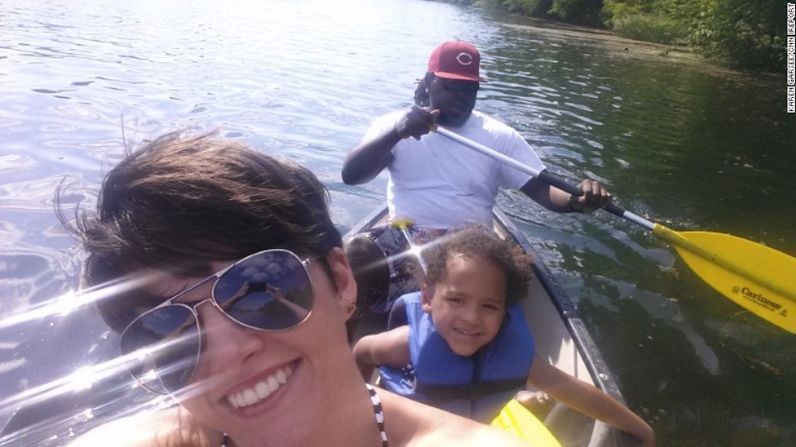 Karen Garsee y su familia haciendo cabotaje en el Lady Bird Lake en Austin, Texas.