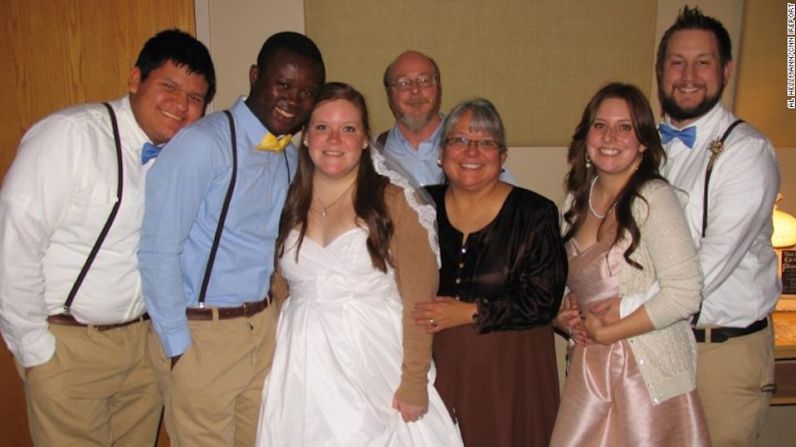 Kristin y Eric Njimegni posan con su familia durante su boda en Grand Rapids, Minnesota, en diciembre de 2013.