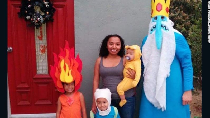 La familia se disfrazó como los personajes de “Adventure Time” en 2014.