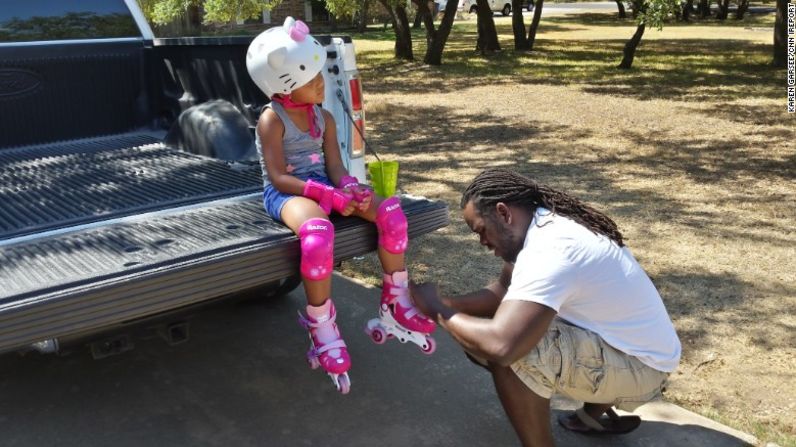 A Kaylee le regalaron nuevos patines para su cumpleaños y Chris la ayuda a ponérselos.