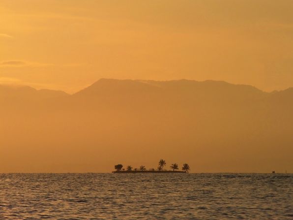 Veintiocho mil gunas (o kunas) viven en estos islotes coralinos sin relieve, en el Caribe panameño, y trescientas familias tienen ya un plan para trasladarse al continente.