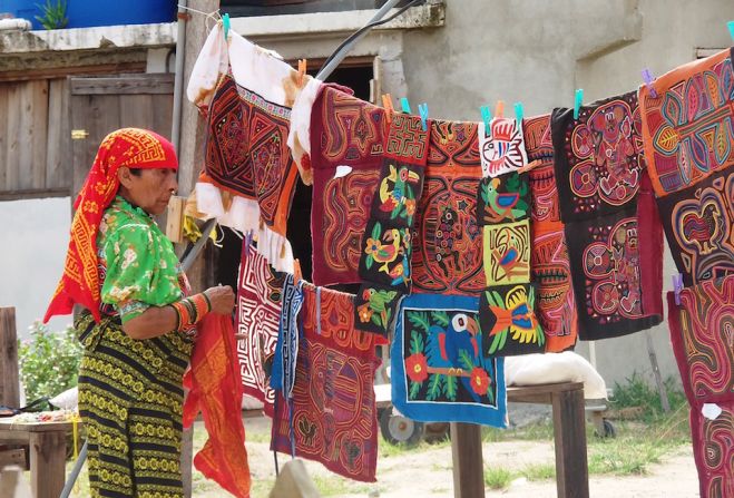 Las calles, senderos de arena oscura y compacta, parecen siempre abarrotadas por niños, por gatos, por cuadrillas adolescentes que escuchan música en los teléfonos, por mujeres que visten telas de colores, aros en la nariz y pulseras desde los tobillos hasta las rodillas.