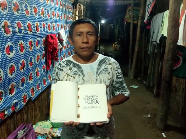 Delfino Davies, 44 años, vive en la isla Gardi Sugdub. En la foto muestra la gramática guna escrita por el padre Erice.