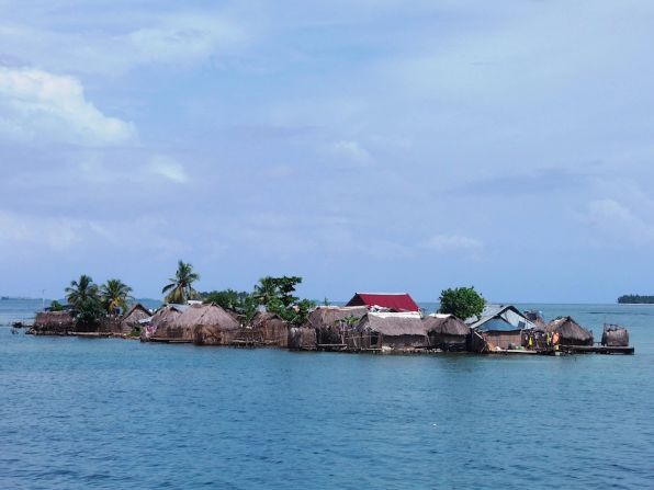 La región autónoma de Gunayala se extiende por 371 islas coralinas del archipiélago de San Blas y por una franja de costa montañosa y selvática, a la que entra una breve carretera, asfaltada hace cinco años.