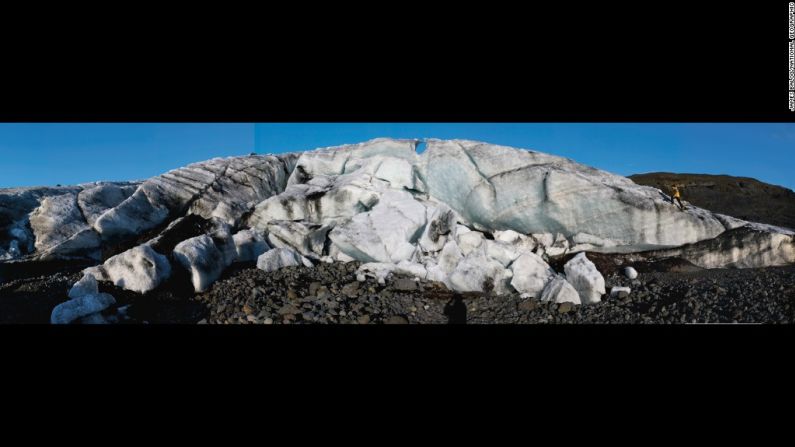 En un solo verano se perdieron más de 200 pies (60 metros) de hielo del frente del Sólheimajökull, un glaciar en Islandia, visto en abril del 2006.