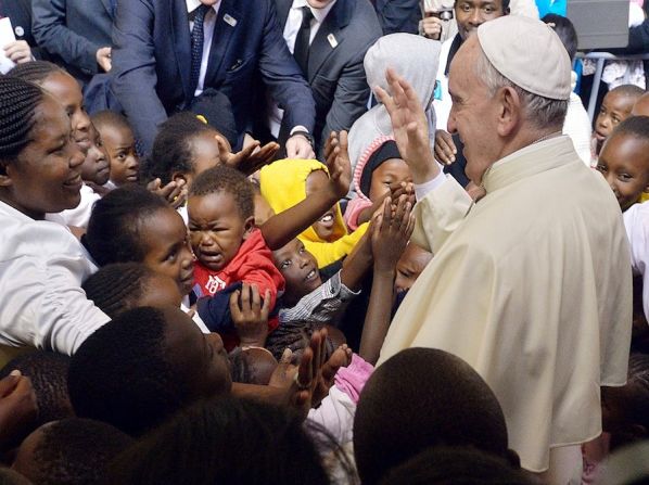 El papa ofició una misa en la iglesia de San José en el barrio pobre de Kangemi (TONY KARUMBA/AFP/Getty Images).