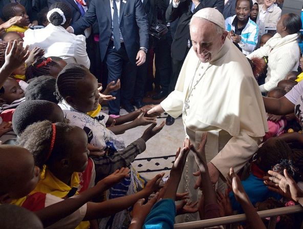 El pontífice también se reunió con jóvenes y niños (TONY KARUMBA/AFP/Getty Images).