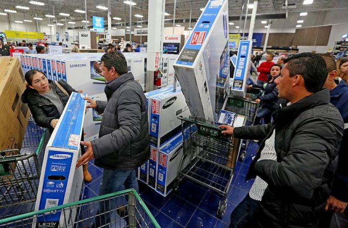 Compradores de televisores y otros dispositivos electrónicos en un centro comercial en San Diego, California. (Sandy Huffaker/Getty Images).