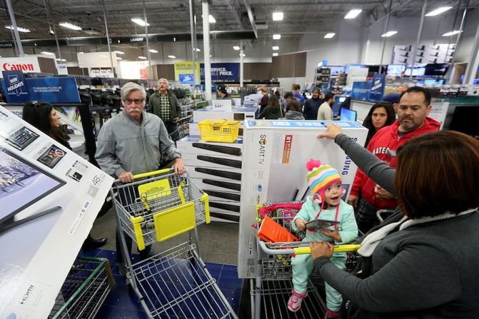 Muchos aprovechan la jornada para las compras decembrinas (Sandy Huffaker/Getty Images).