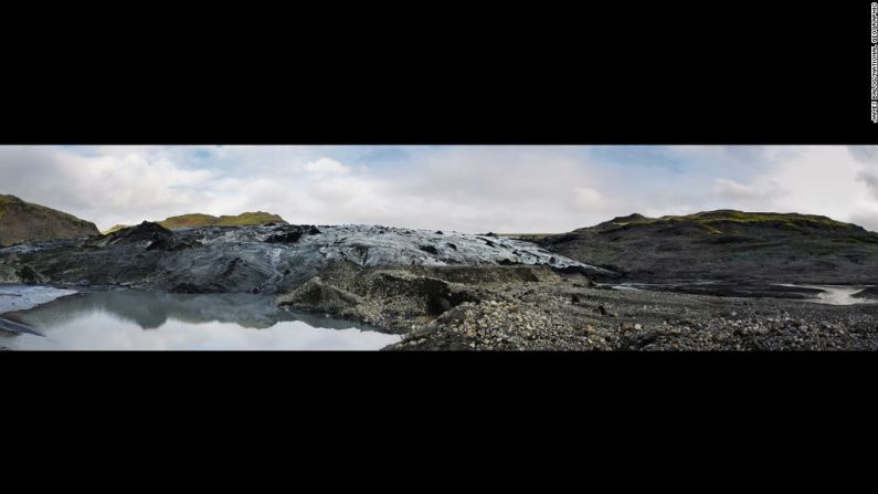 En esta fotografía tomada desde el mismo punto en octubre de 2006, se puede ver la diferencia que unos meses hicieron en el glaciar Sólheimajökull. El glaciar se ha reducido en un tercio de milla (0,5 kilómetros) durante la última década, lo cual coincide con el aumento de las temperaturas.