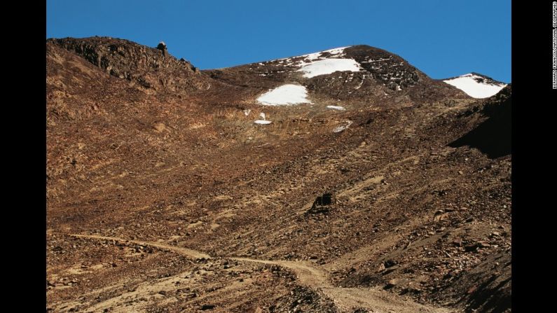 Hoy en día, pocos intentan esquiar cuesta abajo por el glaciar Chacaltaya de Bolivia, incluso después de una nevada. El glaciar se ha encogido en la última década, convirtiendo gran parte de la pendiente en un campo de rocas.