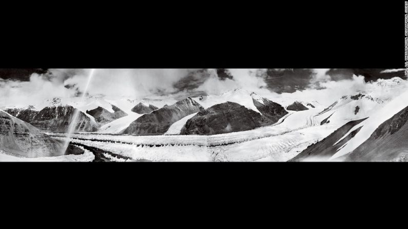 El glaciar de Rongbuk Oriental, en el monte Everest, perdió casi 110 metros verticales de hielo entre agosto de 1921 (arriba) y octubre de 2008 (al lado).