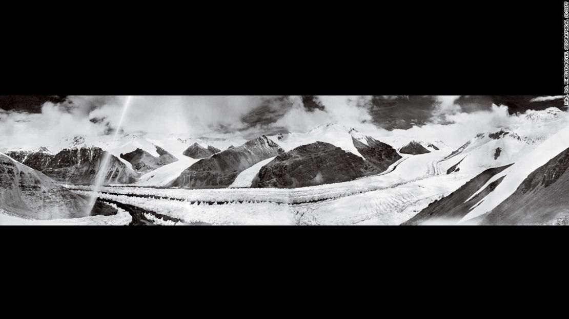 El glaciar de Rongbuk Oriental, en el monte Everest, perdió casi 110 metros verticales de hielo entre agosto de 1921 (arriba) y octubre de 2008 (al lado), por causa del cambio climático.