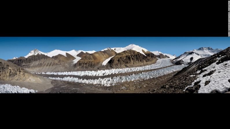 El glaciar de Rongbuk Oriental, en el monte Everest, perdió casi 110 metros verticales de hielo entre agosto de 1921 (arriba) y octubre de 2008 (arriba).