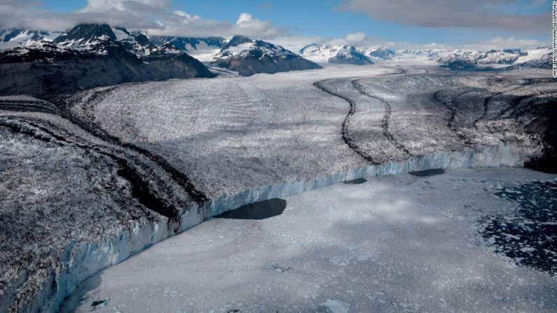 El glaciar Columbia, en Alaska, ha retrocedido casi 18 kilómetros desde 1980. Desde entonces, se ha reducido verticalmente casi igual a la altura del edificio Empire State de Nueva York.