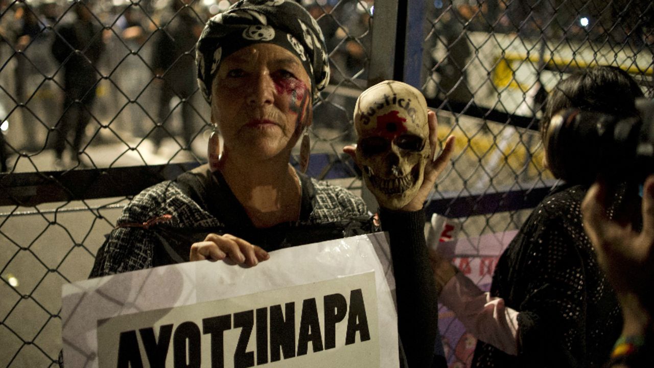Una mujer participa en la protesta de los padres de los 43 de Ayotzinapa este jueves en Ciudad de México frente a la residencia presidencial.