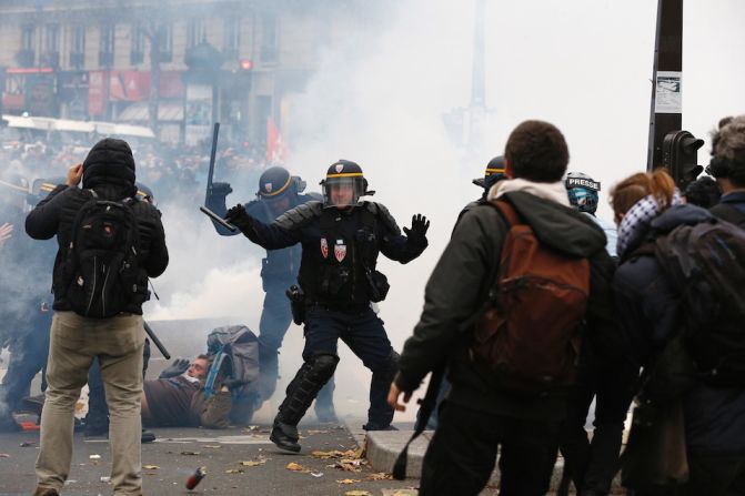 Manifestantes y policías se enfrentaron en París, unas horas antes del inicio de la cumbre sobre el cambio climático.