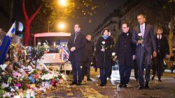 El presidente de EE.UU., Barack Obama, -acompañado del presidente de Francia, Francois Hollande, y la alcaldesa de París, Anne Hidalgo- llega al altar de flores montado fuera de la sala de conciertos Bataclan, uno de los puntos atacados por terroristas el 13 de noviembre.