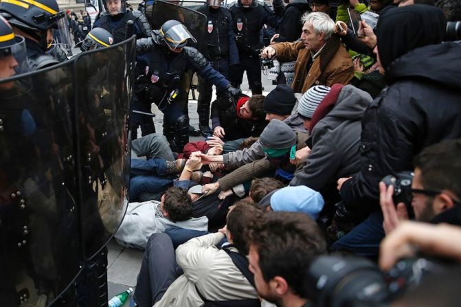 Manifestantes y policías se enfrenaron en París un día antes del inicio de la cumbre climática COP21 (FLORIAN DAVID/AFP/Getty Images).