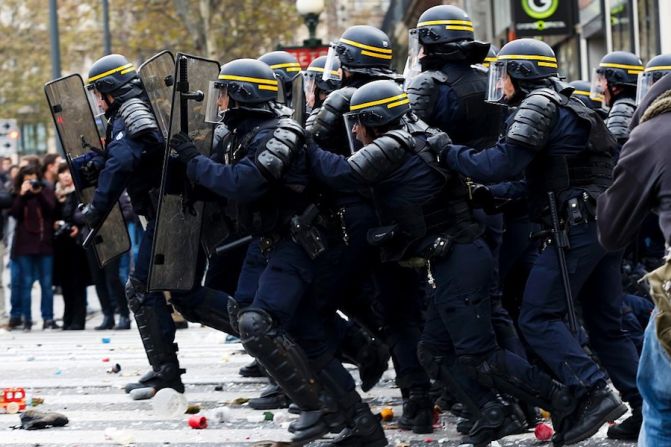 Los manifestantes arrojaron zapatos, botellas e incluso velas alos policías (FLORIAN DAVID/AFP/Getty Images).