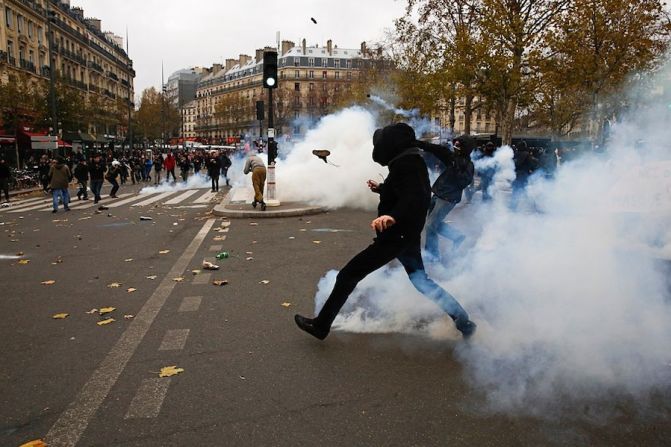 La policía antidisturbios respondió con gases lacrimógenos (FLORIAN DAVID/AFP/Getty Images).