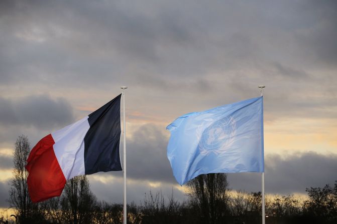 Las banderas de la ONU y de Francia se izaron mientras 150 líderes se dan cita en París para la cumbre del Cambio Climático para tomar decisiones que fomenten la implementación de la Convención y para combatir el cambio climático.