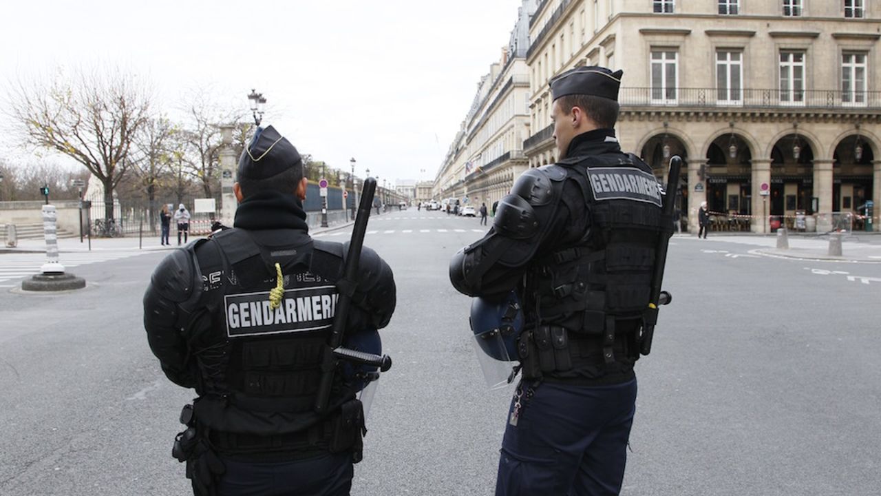 La policía francesa vigila las calles de París por el encuentro de más de 150 líderes mundiales en la Cumbre del Cambio Climático, COP21, que se desarrolla en  Paris-Le Bourget.