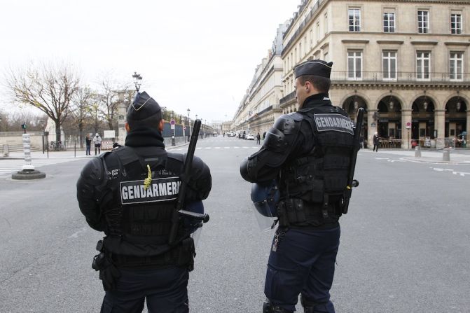 La policía francesa vigila las calles de París por el encuentro de más de 150 líderes mundiales en la Cumbre del Cambio Climático, COP21, que se desarrolla en Paris-Le Bourget.