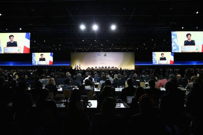 Christiana Figueres, secretaria Ejecutiva de la Convención Marco de Naciones Unidas sobre el Cambio Climático se dirige al público asistente durante la apertura del COP21 el 30 de noviembre.