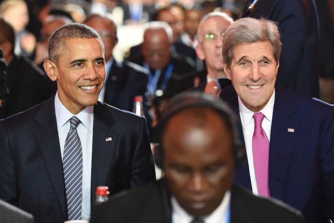 El presidente de Estados Unidos Barack Obama (izquierda) y el secretario de Estado John Kerry (dercha), atienden la sesión inaugural de la Cumbre del Clima en París, donde estarán cerca de 150 líderes mundiales acordarán reducir las emisiones de gases de efecto invernadero para frenar el calentamiento global.