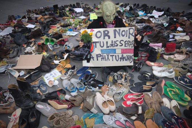 Un hombre vestido de Yoda se para en medio de varios pares de zapatos en la Plaza de la República como parte de una protesta simbólica de quienes no pudieron reunirse para protestar a favor del cambio climático en vísperas del inicio de la Cumbre del Clima 2015. Tras los atentados terroristas del 13 de noviembre, París prohibió las manifestaciones públicas como medida de seguridad durante el COP 21.