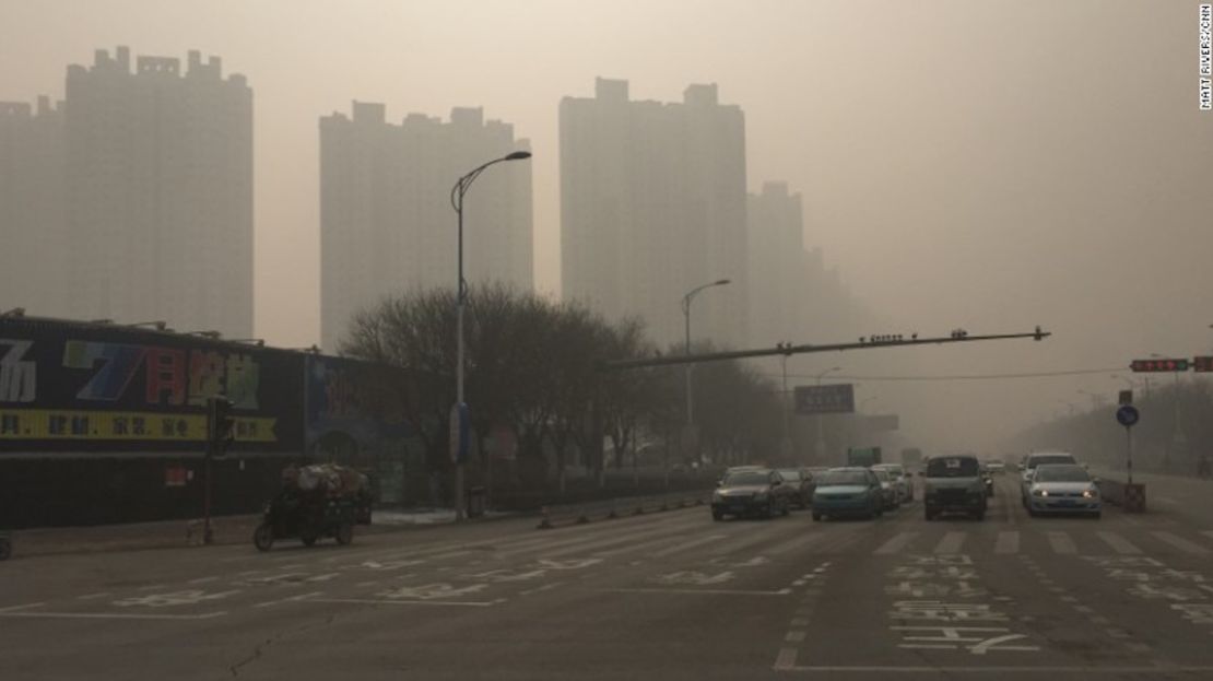 Las calles y edificios en Baoding, China, se ven envueltos en una pesada niebla tóxica el 30 de noviembre de 2015.