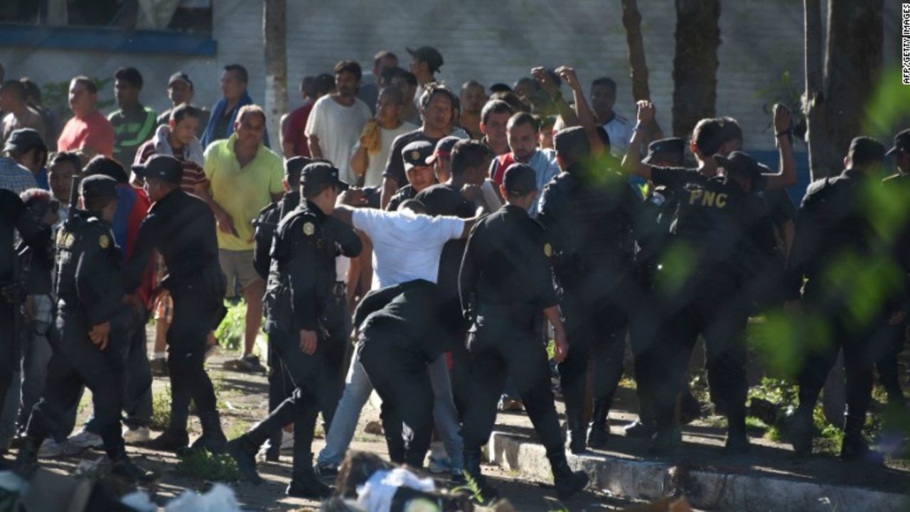 Un amotinamiento en el penal Canadá, en Escuintla, Guatemala, dejó varios reos muertos el domingo (Foto: JOHAN ORDONEZ/AFP/Getty