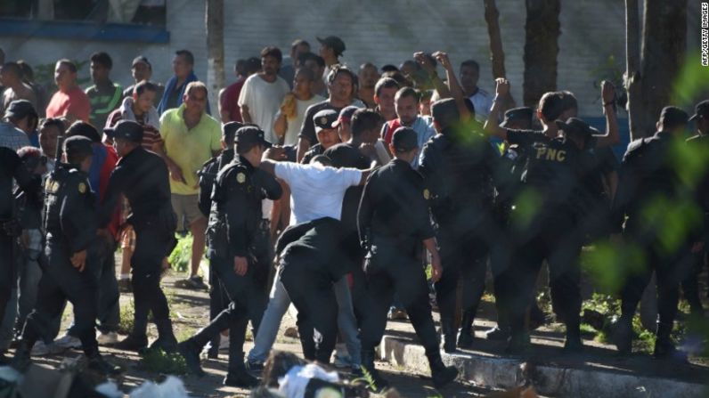 Un amotinamiento en el penal Canadá, en Escuintla, Guatemala, dejó varios reos muertos el domingo (Foto: JOHAN ORDONEZ/AFP/Getty