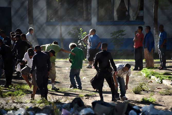 Equipos antimotines recuperaron el control de la cárcel en Escuintla.