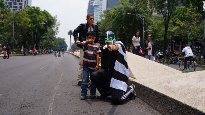 El enmascarado es reconocido en la Ciudad de México por muchos de sus seguidores. Su lema es : "¡Lucha libre por tu derecho a caminar!".