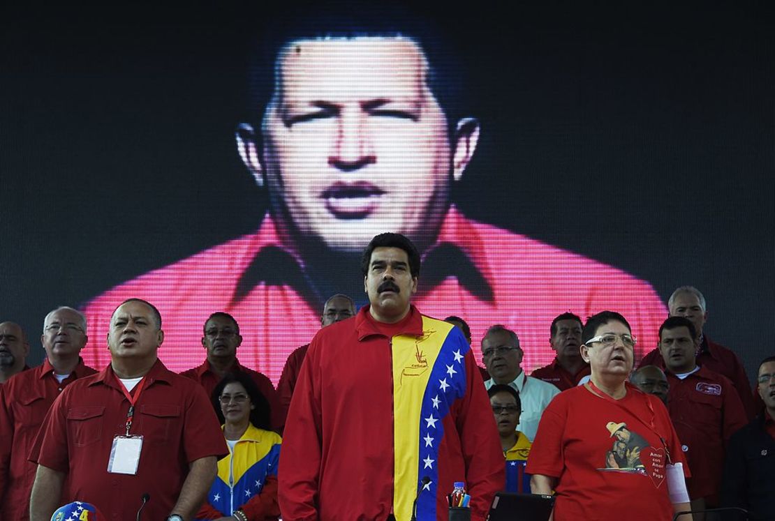 El presidente venezolano Nicolás Maduro (C) y el presidente del Parlamento Diosdado Cabello (2-izq) son vistos entre otras autoridades e invitados durante el congreso anual del Partido Socialista Unido de Venezuela (PSUV) el 31 de julio de 2014, en el Cuartel de la Montaña de Caracas. , donde reposan los restos del expresidente venezolano Hugo Chávez (en pantalla).