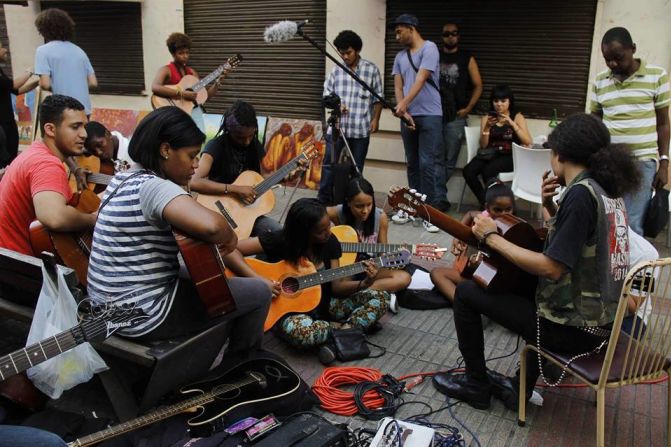 Detrás del inusual proyecto en la capital de República Dominicana encontramos a Camilo Rijo Fulcar, quien toca guitarra clásica.